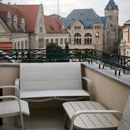 Апартаменти Rail & Old Town